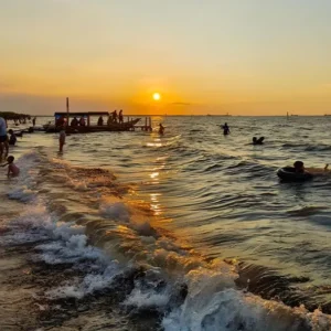 Sunset Paling Aesthetic di Pantai Tirang Semarang: Vibe Bali dengan Budget Mahasiswa!