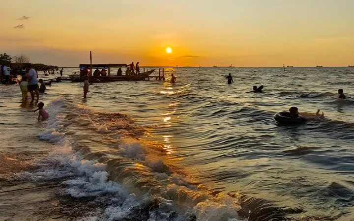 Sunset Paling Aesthetic di Pantai Tirang Semarang: Vibe Bali dengan Budget Mahasiswa!