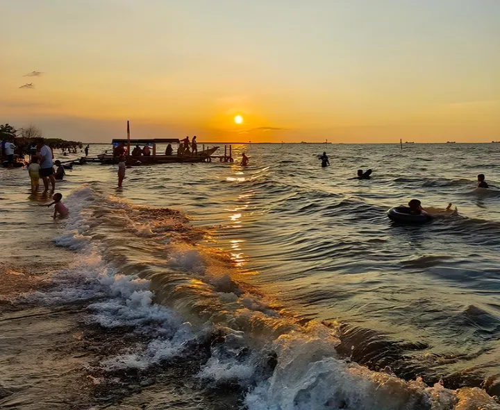 Sunset Paling Aesthetic di Pantai Tirang Semarang: Vibe Bali dengan Budget Mahasiswa!